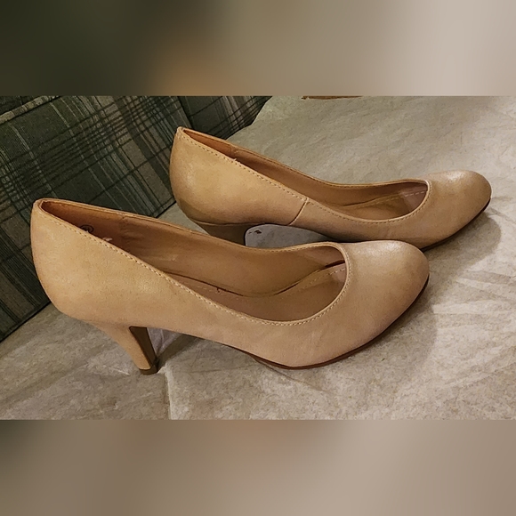 Nude/tan/pinky Round Toe Pumps - Picture 2 of 6